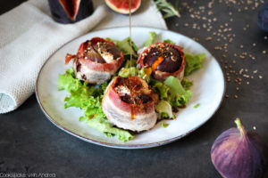 Der Herbst ist nicht nur die Zeit für Kürbis und Kohl, sondern auch für Feigen. Ich liebe sie einfach, vor allem zusammen mit herzhaften Komponenten. Meine gebackenen Feigen mit Ziegenkäse und Speck auf einem Salatbett sind ein Feuerwerk verschiedenster Aromen und ist so schnell zubereitet! Perfekt als Abendessen oder kleine Vorspeise. Das Rezept findet ihr auf dem Foodblog von Cook and Bake with Andrea.