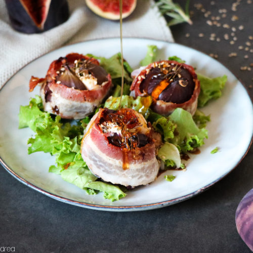 Der Herbst ist nicht nur die Zeit für Kürbis und Kohl, sondern auch für Feigen. Ich liebe sie einfach, vor allem zusammen mit herzhaften Komponenten. Meine gebackenen Feigen mit Ziegenkäse und Speck auf einem Salatbett sind ein Feuerwerk verschiedenster Aromen und ist so schnell zubereitet! Perfekt als Abendessen oder kleine Vorspeise. Das Rezept findet ihr auf dem Foodblog von Cook and Bake with Andrea.