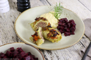 Das beste Essen gibt es daheim, das ist ein ungeschriebenes Gesetz. Deswegen sind diese Kohlrouladen wie ein Besuch bei (meiner) Oma, einfach unfassbar lecker! Das einfache Rezept findet ihr auf dem Foodblog von Cook and Bake with Andrea.