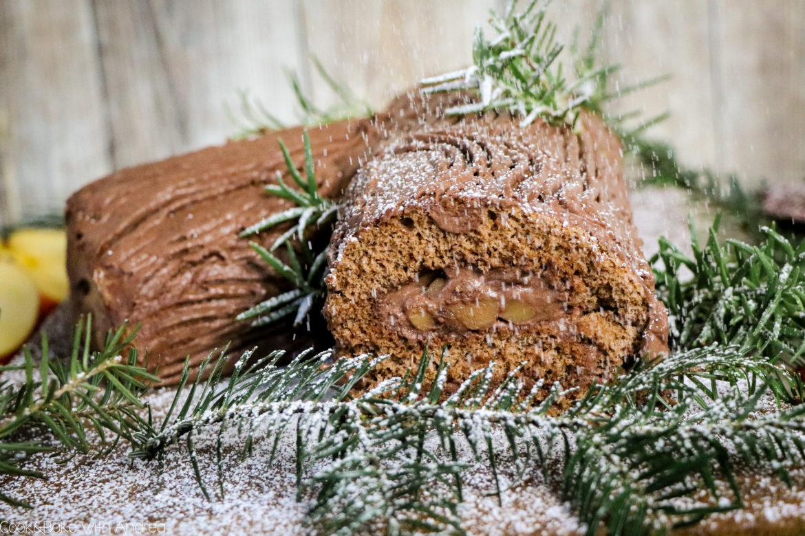 Auch wenn man es kaum glauben kann: Diese Lebkuchen-Biskuitrolle mit Mousse au Chocolat und Bratapfel-Füllung steht in weniger als 1 Stunde auf dem Tisch und ist noch dazu ein echter Hingucker! Das Rezept für die aufgepimpte Bûche de Noël findet ihr auf dem Blog von Cook and Bake with Andrea.