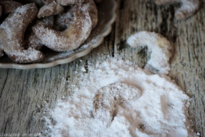 Es ist wieder soweit, die Plätzchenzeit hat begonnen! Und was darf auf dem Plätzchenteller nicht fehlen? Ganz genau: Omas leckere Vanillekipferl! Das gelingsichere Rezept findet ihr auf dem Foodlbog von Cook and Bake with Andrea.