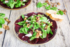 Als vegetarische Variante des klassischen Carpaccios kennt sicher jeder die vegetarische Variante mit Rote Bete. Vor allem im Herbst und Winter finde ich es ein tolles leichtes Abendessen oder grandiose Vorspeise. Das einfache vegetarische Rezept findet ihr bei Cook and Bake with Andrea.