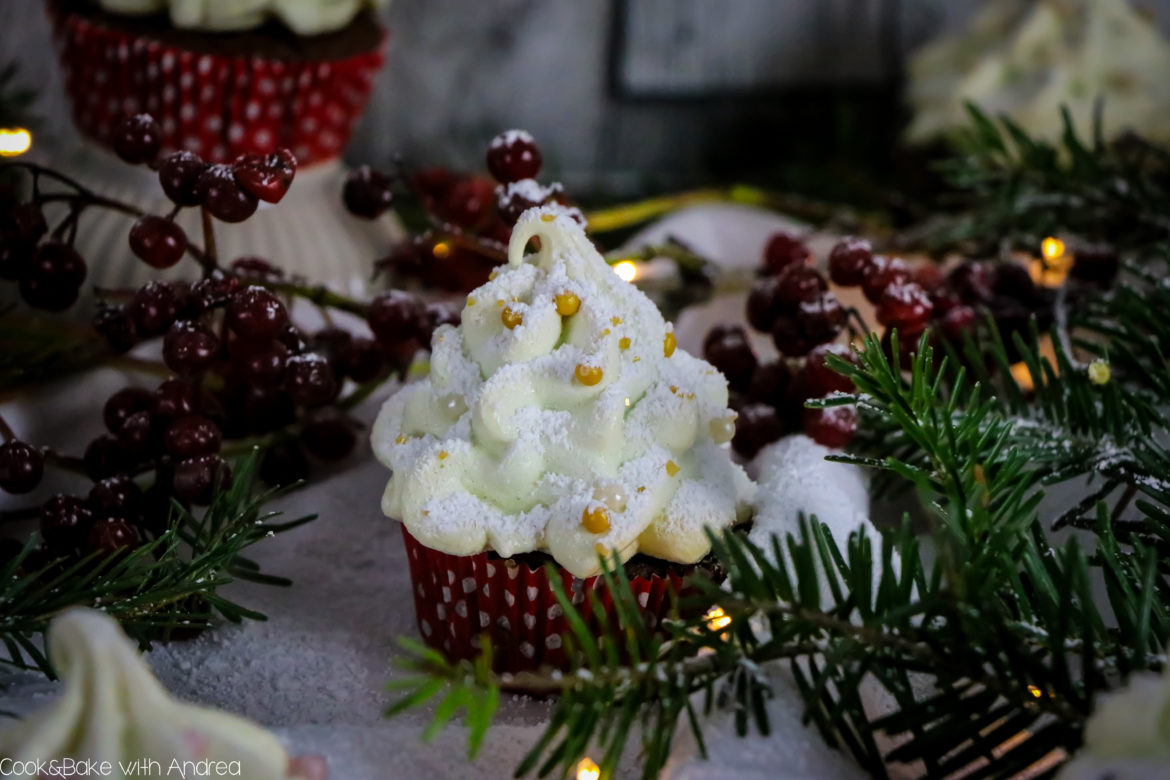 Seit Anfang November Vorweihnachtszeit. Deswegen habe ich schon früh mit der Weihnachtsbäckerei angefangen und diese leckeren Weihnachtsbaum-Cupcakes mit Baiser-Tannenbaum gebacken. Das einfache vegane Muffinrezept findet ihr auf dem Foodblog von Cook and Bake with Andrea.