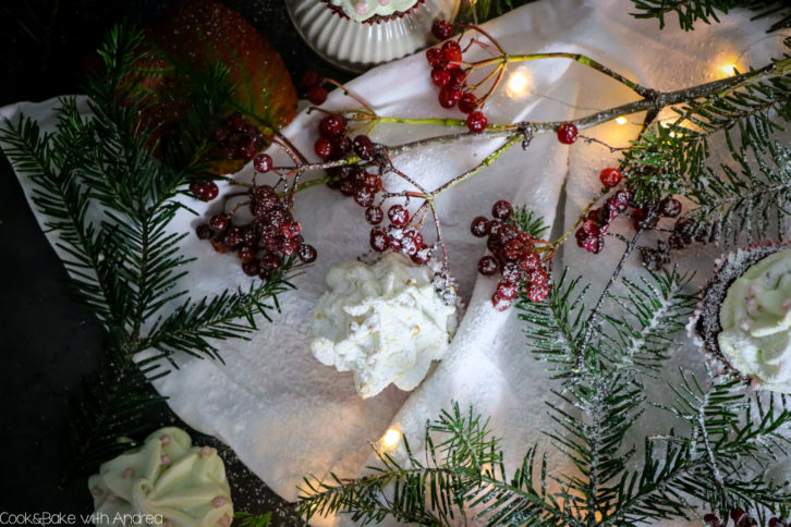 Seit Anfang November Vorweihnachtszeit. Deswegen habe ich schon früh mit der Weihnachtsbäckerei angefangen und diese leckeren Weihnachtsbaum-Cupcakes mit Baiser-Tannenbaum gebacken. Das einfache vegane Muffinrezept findet ihr auf dem Foodblog von Cook and Bake with Andrea.