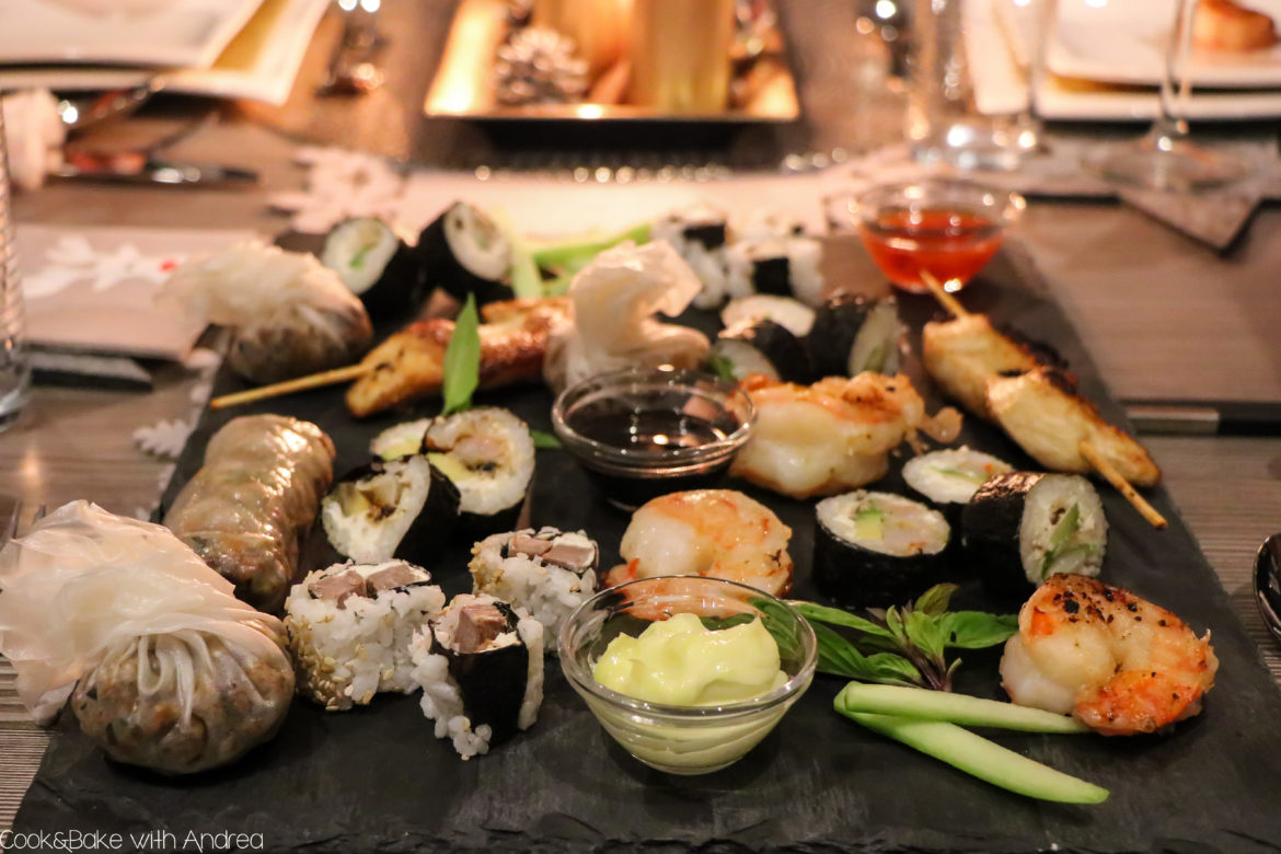 Es ist bald so weit! Weihnachten steht vor der Tür. Wer mich kennt, weiß, dass es seit inzwischen 10 Jahren ein Mehrgängemenü an Heiligabend gibt, das ich für meine Familie und mich zubereite. Letztes Jahr gab es als erste Vorspeise asiatische Vorspeisenvariationen. Alle Rezepte und Tipps und Tricks auf dem Blog von Cook and Bake with Andrea.