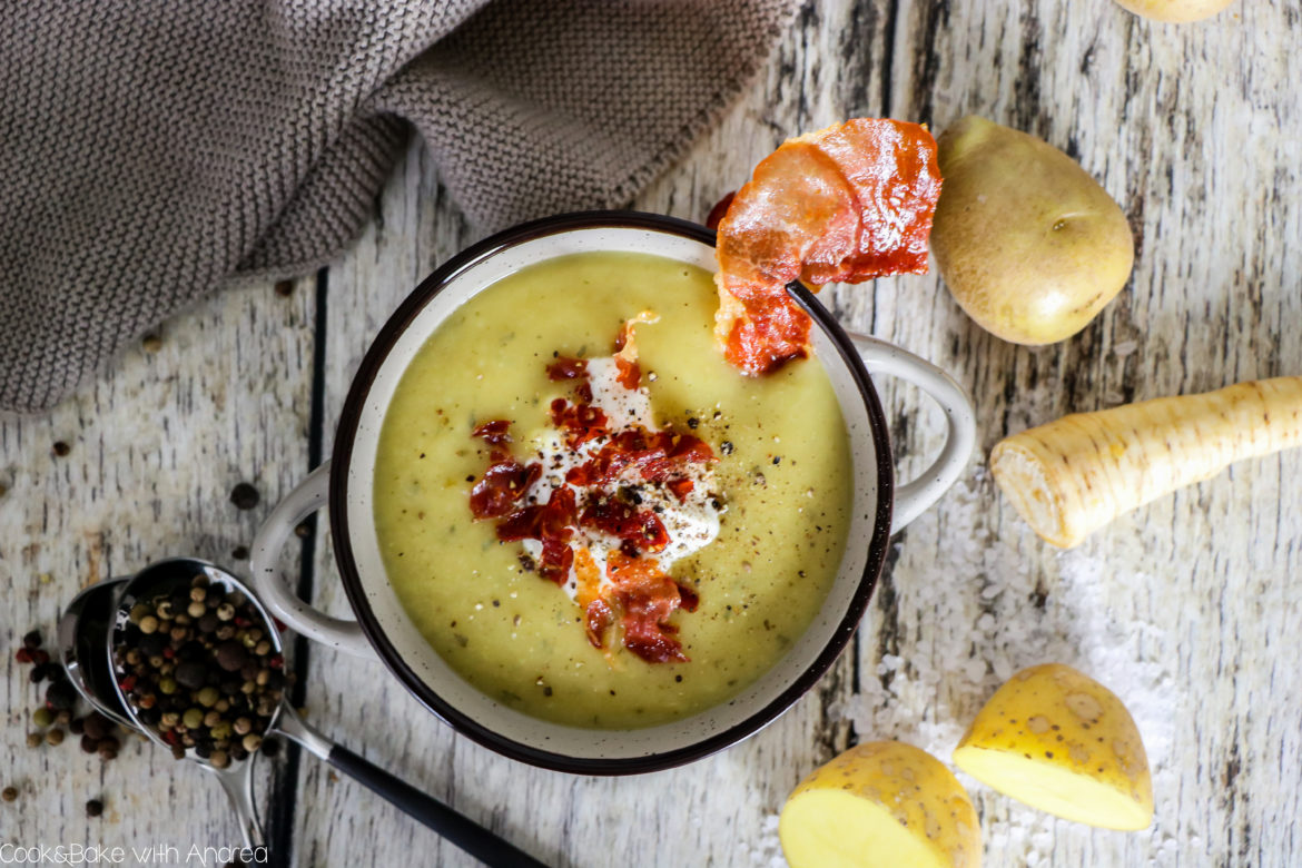 Ein wärmendes Süppchen ist ein Muss an kalten Wintertagen. Meine Kartoffel-Pastinaken-Suppe mit Serrano Schinken Chip ist da genau die richtige Wahl. Das einfache Rezept passend zu Weihnachten gibt´s auf dem Blog von Cook and Bake with Andrea.
