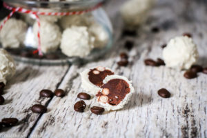 Selbstgemachte Geschenke aus der Küche zu Weihnachten sind bei mir ein absolutes Muss! Dieses Jahr gibt es unter anderem weiße Schoko-Kaffee-Pralinen. Das unfassbar einfache Einsteiger-Rezept findet ihr auf dem Foodblog von Cook and Bake with Andrea.