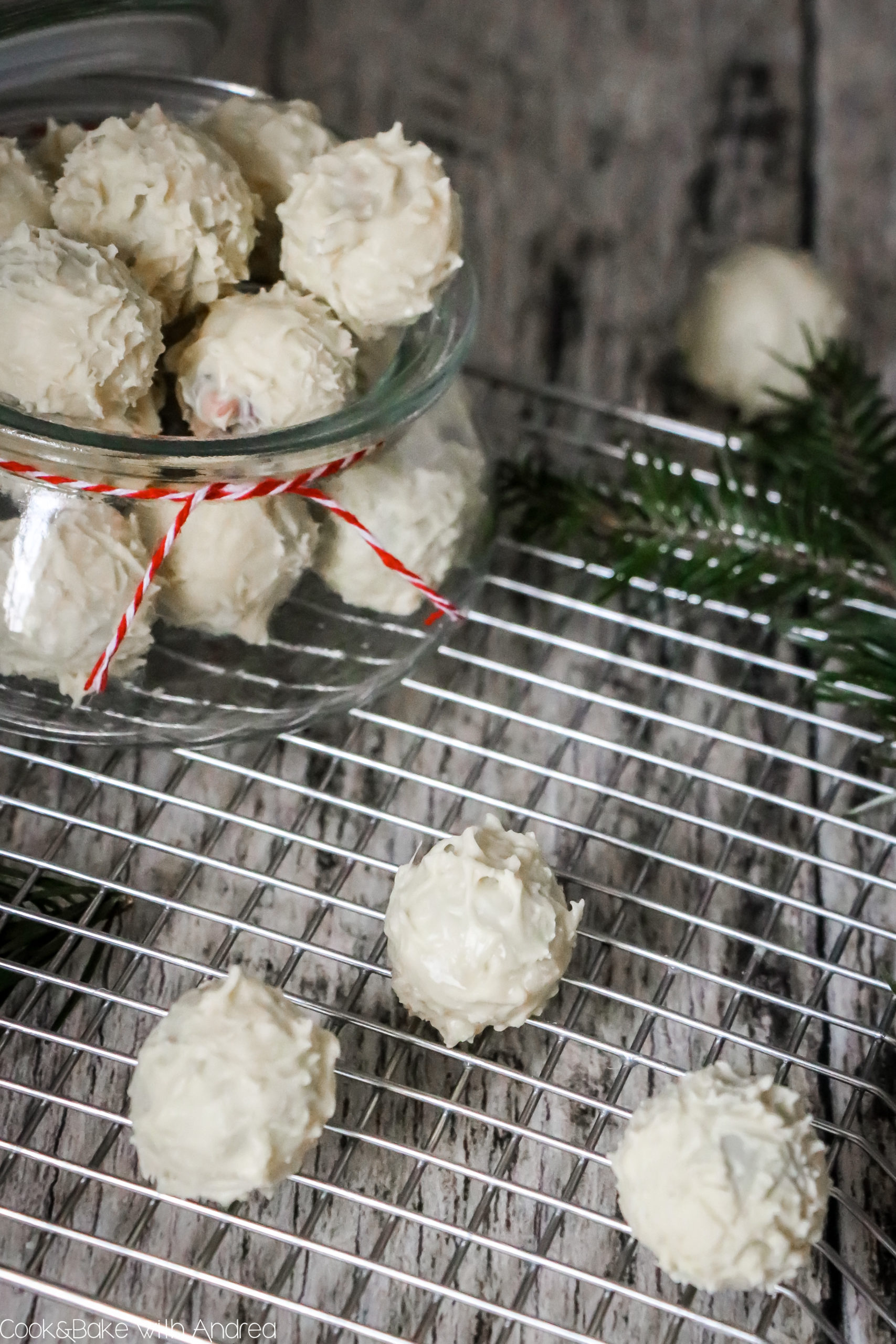 Selbstgemachte Geschenke aus der Küche zu Weihnachten sind bei mir ein absolutes Muss! Dieses Jahr gibt es unter anderem weiße Schoko-Kaffee-Pralinen. Das unfassbar einfache Einsteiger-Rezept findet ihr auf dem Foodblog von Cook and Bake with Andrea.