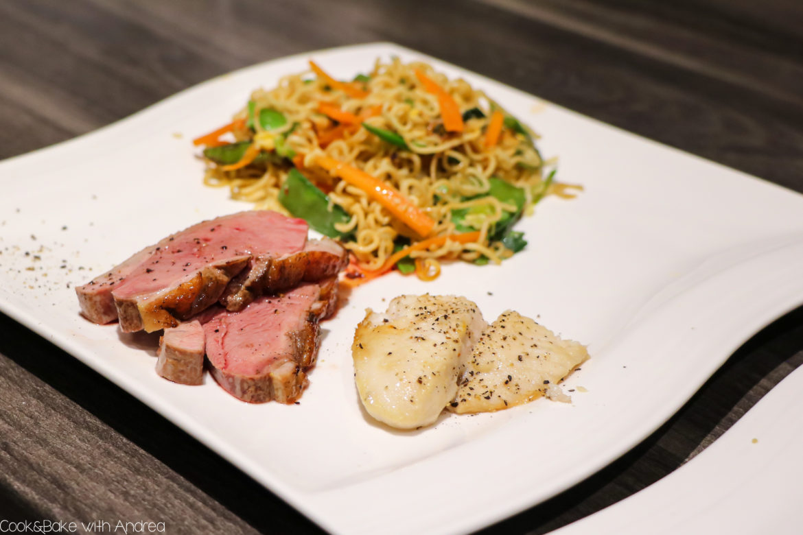 Es ist bald so weit! Weihnachten steht vor der Tür. Wer mich kennt, weiß, dass es seit inzwischen 10 Jahren ein Mehrgängemenü an Heiligabend gibt, das ich für meine Familie und mich zubereite. Letztes Jahr gab es als Hauptgang gebratene Nudeln mit Ente und Pangasius. Das einfache Rezept gibt es bei Cook and Bake with Andrea.