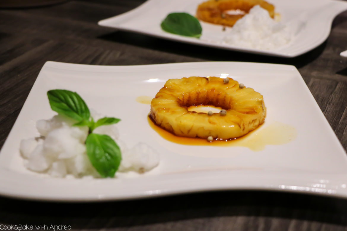 Es ist bald so weit! Weihnachten steht vor der Tür. Wer mich kennt, weiß, dass es seit inzwischen 10 Jahren ein Mehrgängemenü an Heiligabend gibt, das ich für meine Familie und mich zubereite. Letztes Jahr gab es als Zwischengang Kokosschnee mit glasierter Ananas. Das einfache Rezept findet ihr auf dem Blog von Cook and Bake with Andrea.