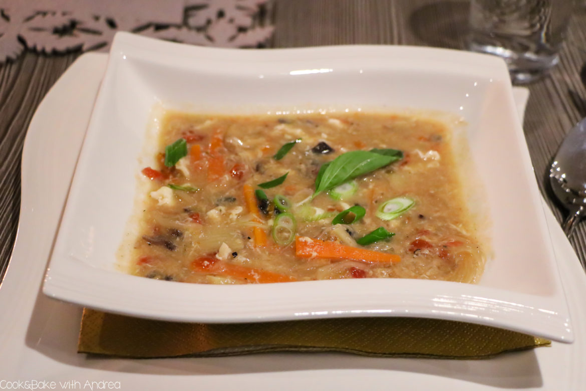 Cook-and-bake-with-Andrea-pekingsuppe-mit-glasnudeln-weihnachtsmenue-www.candbwithandrea.com1 Es ist bald so weit! Weihnachten steht vor der Tür. Wer mich kennt, weiß, dass es seit inzwischen 10 Jahren ein Mehrgängemenü an Heiligabend gibt, das ich für meine Familie und mich zubereite. Letztes Jahr gab es als zweite Vorspeise Pekingsuppe mit Glasnudeln. Das Rezept findet ihr auf dem Foodblog von Cook and Bake with Andrea.