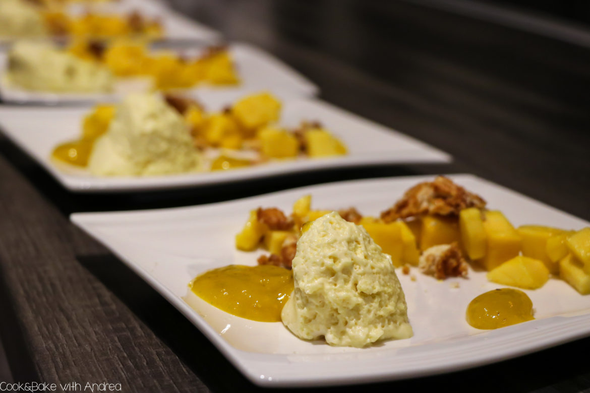Cook-and-bake-with-Andrea-thai-curry-mousse-mit-mangoragout-und-kekscrumble-weihnachtsmenue-www.candbwithandrea.com Es ist bald so weit! Weihnachten steht vor der Tür. Wer mich kennt, weiß, dass es seit inzwischen 10 Jahren ein Mehrgängemenü an Heiligabend gibt, das ich für meine Familie und mich zubereite. Letztes Jahr gab es als Nachspeise Thai-Curry-Mousse mit Mangoragout und Kekscrumble. Das Rezept findet ihr auf dem Blog von Cook and Bake with Andrea.